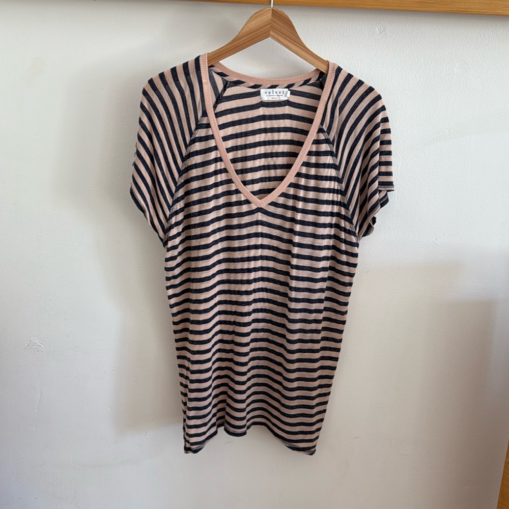Velvet by Graham and Spencer V Neck striped tee in blush and navy. Size Large